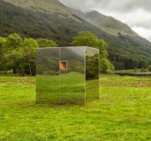 La casetta invisibile realizzata con gli specchi