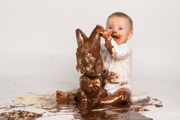 Che bello giocare con il coniglietto di cioccolata