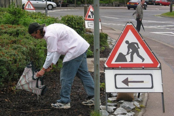 Attenzione all'uomo con l'ombrello