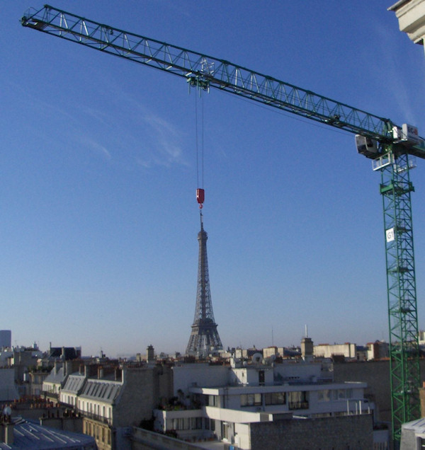Spostamento della Torre Eiffel in corso...
