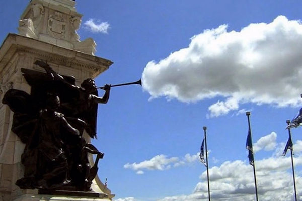 Che forza questa statua!