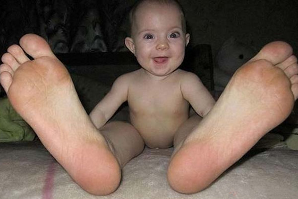 Un bimbo tutto piedi!
