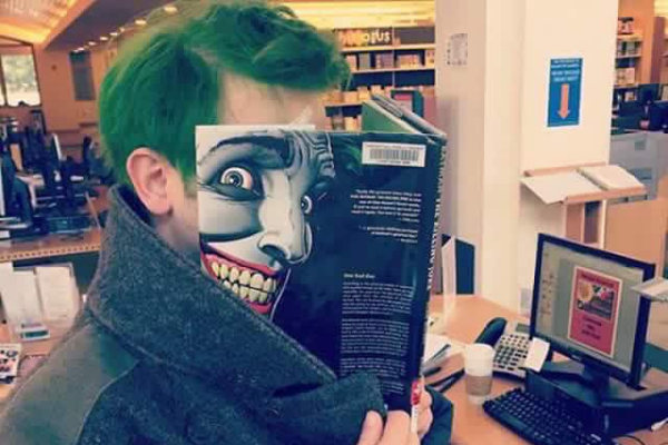 Nascondersi dietro un libro