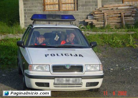 Due poliziotti molto...vigili