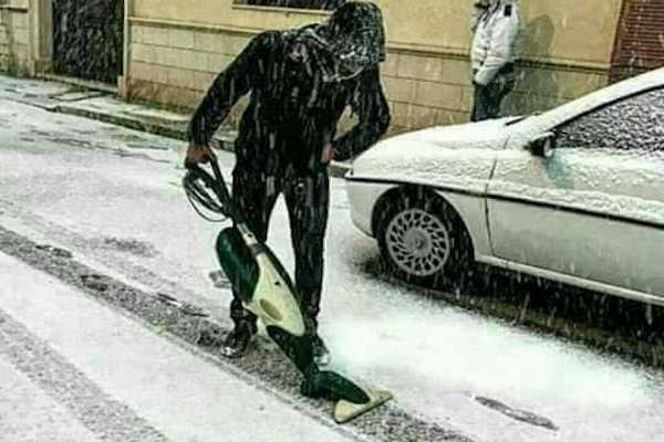Pulizia stradale in corso