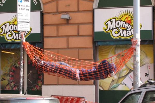 Amaca per dormire sui cantieri urbani