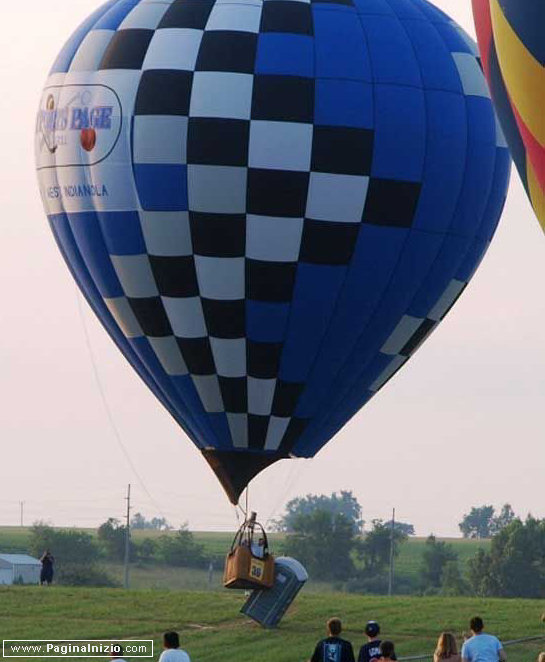Mongolfiera con toilette inclusa
