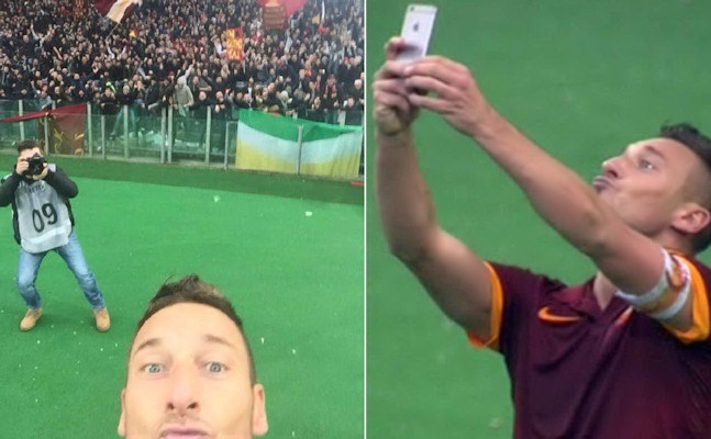 Totti e il primo selfie in un campo da calcio