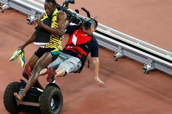 Cameraman fa cadere Bolt mentre esulta