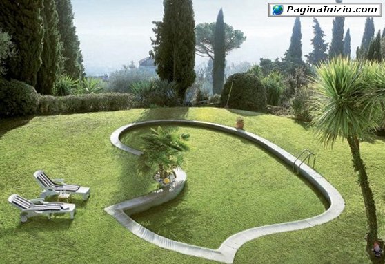 Una piscina immersa nel verde...