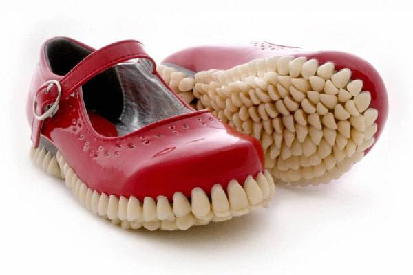Le scarpe che mordono la strada