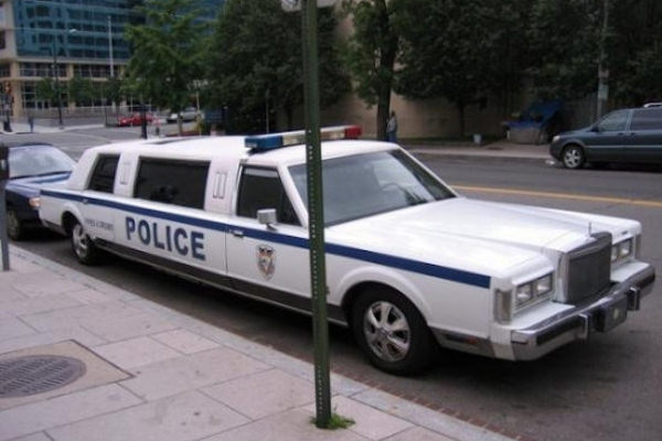 Se anche la polizia viaggia in limousine...