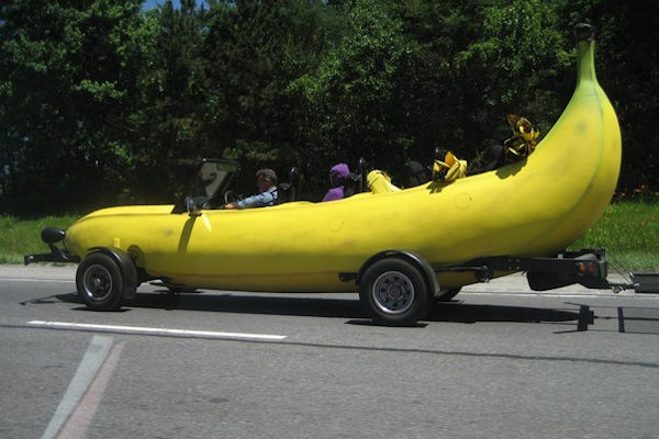 Un'auto fruttata