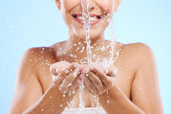 Per preparare l'acqua di San Giovanni bisogna raccogliere erbe e fiori con propriet benefiche