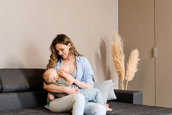 Per la salute di mamma e bambino,  opportuno prepararsi in  modo corretto all'allattamento.