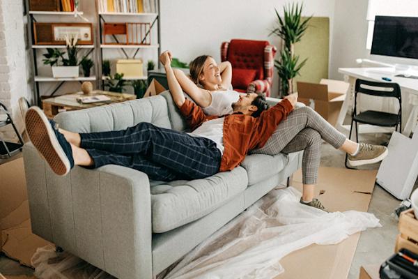 Cosa fanno gli italiani a casa, relax, tecnologia e piccoli piaceri quotidiani