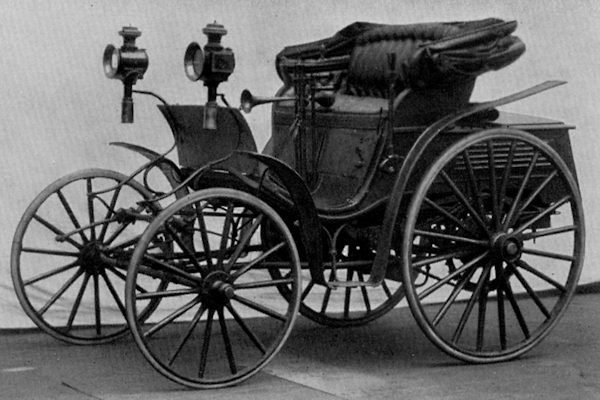 Uno dei primi modelli di autovettura moderni, la Benz Viktoria, datata 1893