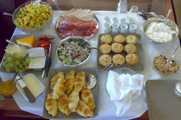 Il brunch  offerto a buffet, con alimenti dolci e salati