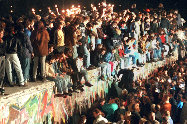 La caduta del muro di Berlino nel 1989 sancisce la fine della guerra fredda