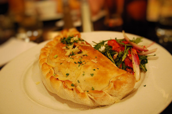 Il Calzone si ottiene semplicemente piegando su se stessa la pasta della pizza