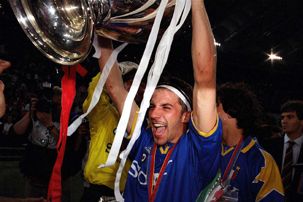 Alessandro Del Piero alza la coppa del 1996