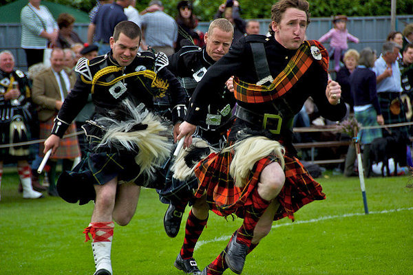 Scozzesi corrono con il kilt