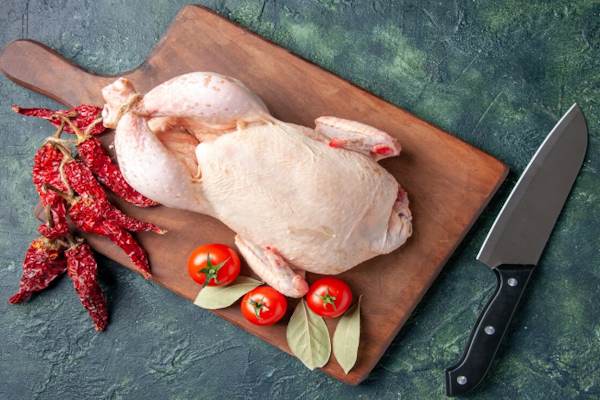 Lavare il pollo sotto l’acqua è controproducente, scopriamo i motivi