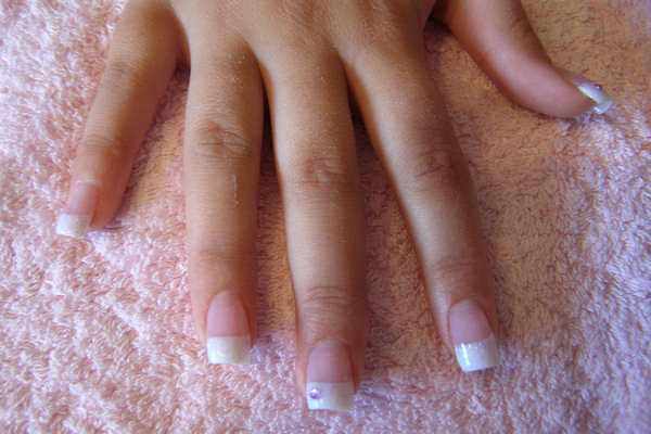 La versione classica della French manicure  molto semplice da realizzare