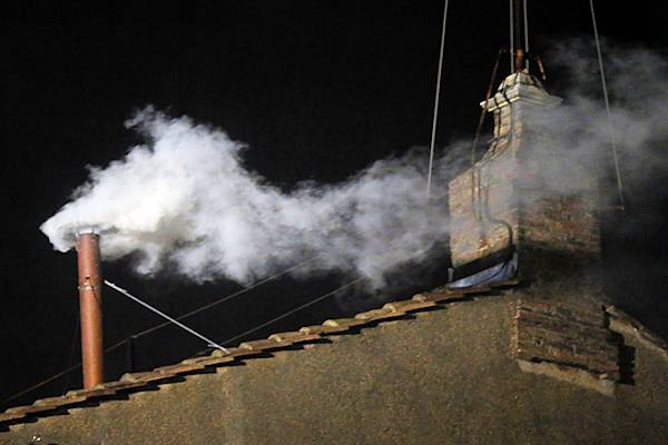 Scopri cosa produce il fumo bianco che annuncia l’elezione del Papa.