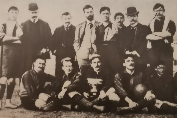 La formazione del Genoa nel 1904, che vinse il titolo trionfando per 6 stagioni consecutive