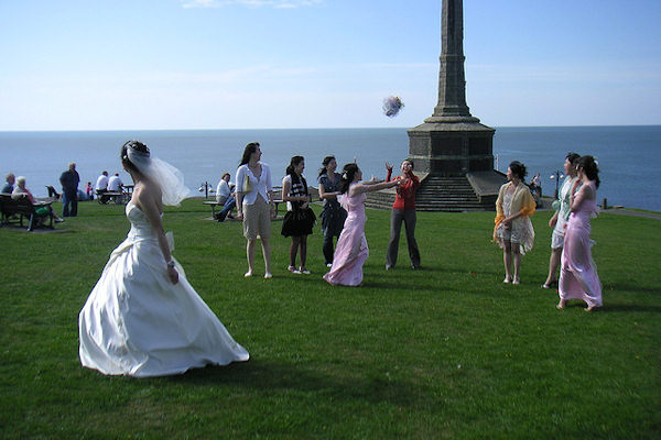 Sposa lancia il bouquet