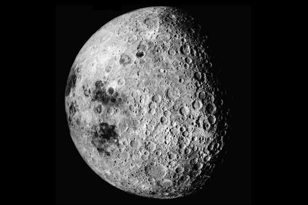 I crateri lunari si trovano sulla faccia visibile e nascosta della luna