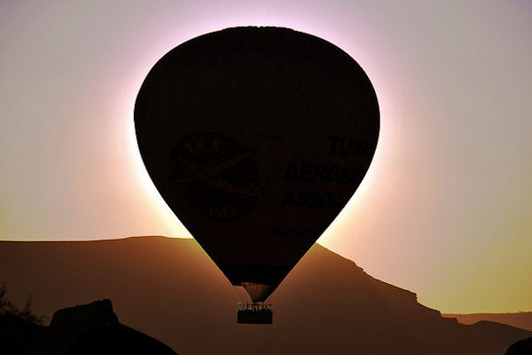 Mongolfiera in volo all'alba