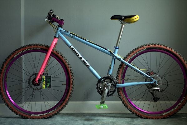 Modello moderno e colorato di Mountain Bike