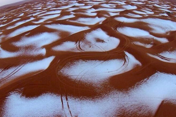 Una foto della neve sul deserto arabico