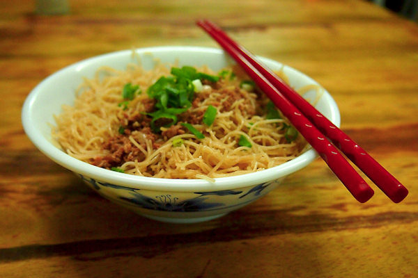 Tutti i cibi asiatici vengono mangiati con le bacchette, anche la pasta 'noodles'
 