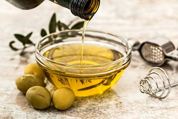 L'olio  un condimento essenziale, scopriamone le caratteristiche nutrizionali e produttive