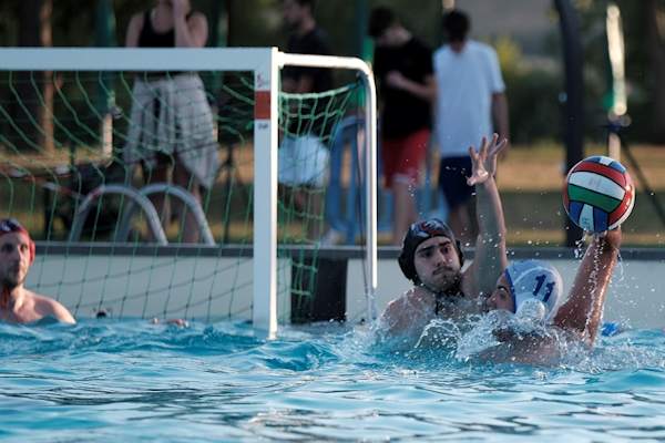 Una partita di pallanuoto  divisa in quattro tempi da 8 minuti, ma il tempo di gioco  effettivo