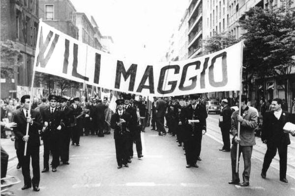 Corteo durante una manifestazione del 1maggio, anni '50