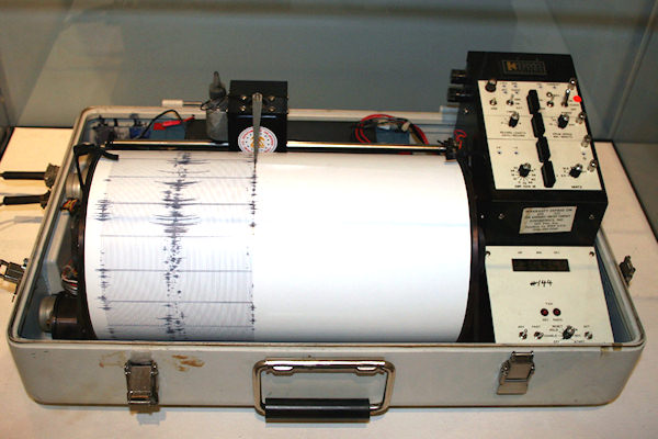 Il sismografo registra le onde sismiche provenienti dall'ipocentro