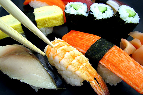 I tipi di sushi più famosi sono il sashimi, il nigiri, il maki e il temaki