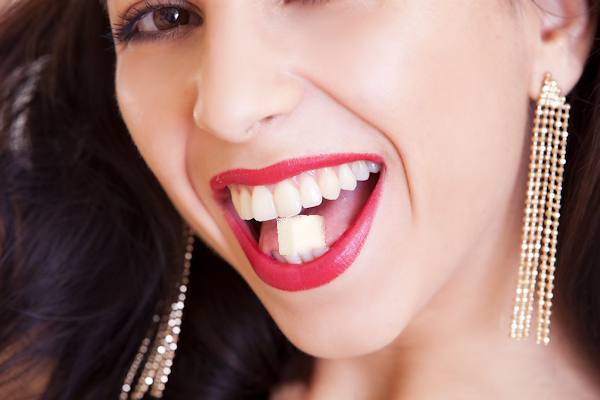 Lo zucchero bianco può avere effetti negativi sui denti e sulla salute? Come può essere sotituito?