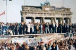 Folla al Muro di Berlino dopo la storica caduta del 9 novembre 1989