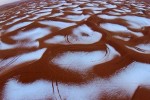 Una foto della neve sul deserto arabico