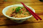 Tutti i cibi asiatici vengono mangiati con le bacchette, anche la pasta 'noodles'
 