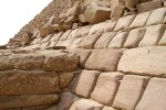 Piramide rivestita di granito