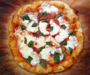 A Pizza Ca' Pummarola Ncopp' (Pizza Margherita)