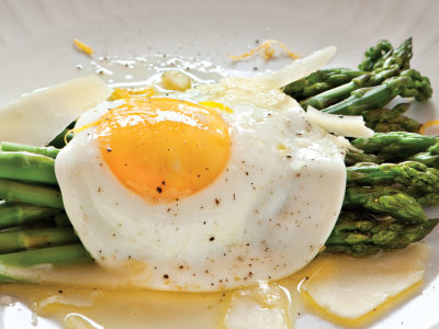 Asparagi con Uova e Pecorino