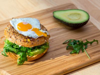 Bagel con avocado e uovo