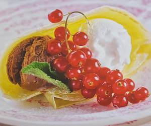 Crepes con gelato e ribes